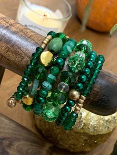 Green metal , stone and glass beads Green Bead Bracelet Diy, Green Diy Bracelet, Natural Stone Accessories, Memory Wire Bracelets Tutorial, Trendy Jewelry Ideas, Wire Bracelet Tutorial, Jewel Making, Memory Wire Jewelry, Autumn Bracelet