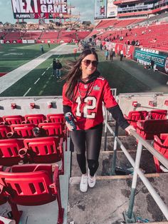 Football photo inspo Gameday Jersey Outfit Football, Usa Football Game Outfit, Game Day Photo Ideas, Sec Football Outfits, Football Jersey Outfit Women Winter, Cold Nfl Game Outfit, Winter Football Game Outfit Cold Weather, Winter Football Game Outfit, Football Jersey Outfit Women