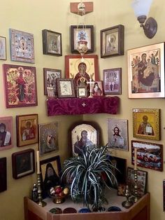 Icon Corner, Catholic Wall Decor, Morning Offering, Home Altar Catholic, Orthodox Prayers, Catholic Altar, Altar Design, Catholic Decor, Prayer Corner