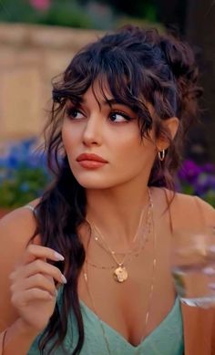 Hande Erçel Hair, Natural Curls Hairstyles, Turkish Beauty, Hande Ercel, Summer Makeup, Natural Curls, Celebrity Dresses, Curled Hairstyles, Hair Goals