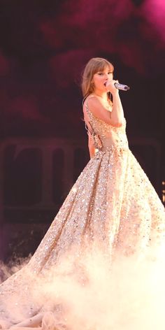 Speak Now Aesthetic Taylor Swift Wallpaper, Taylor Debut Era, Aesthetic Taylor Swift Eras Tour, Taylor Swift Eras Tour Aesthetic Pictures, Aesthetic Taylor Swift Concert, Taylor Swift Rain Show, Taylor Swift Aesthetic Concert Photos, Taylor Swift Images, Photos Of Taylor Swift