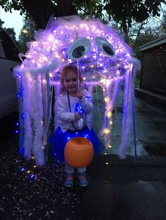 The BEST Kids Halloween Costumes - jellyfish costume for kids using a clear umbrella and lights! DIY costume Diy Costumes Kids Boys, Jellyfish Costume, Lego Spiderman, Fish Costume, Halloween Costumes To Make, Baby Kostüm, Diy Costumes Kids, Diy Halloween Costumes For Kids, Homemade Halloween Costumes