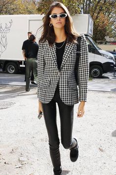 Black And White Pattern Shirt Outfit, Black And White Model, Plaid Blazer Outfit, Airport Chic, Blazers Women, Black And White Blazer