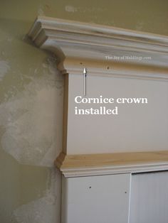 the corner crown is installed on the wall