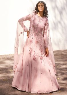 Pastel pink chiffon kamdani anarkali with thread embroidery. It has an organza dupatta. Indian Engagement Outfit, Chiffon Anarkali, Dolly J, Anarkali With Dupatta, Chiffon Embroidery, Indian Engagement, Tuxedo Accessories, Beach Wedding Guests, Luxury Pret