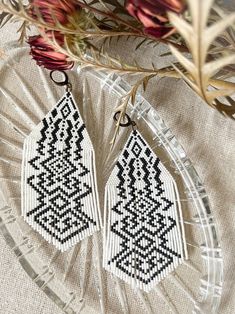 Black and White Woven Beaded Fringe Statement Earrings - Etsy France Unique Wedding Jewelry, Wedding Jewelry Earrings, Beaded Fringe, Art Unique, Fringe Earrings, Earrings Etsy, Unique Wedding, Jewelry Handmade, Wedding Earrings