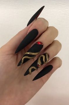 3d Snake Nail Art, Black And Gold Snake Nails, Gold Snake Nails, 3d Snake Nails, Snake Nails Designs, Medusa Nails, Gold Stiletto Nails, Snake Nails, Snake Skin Nails