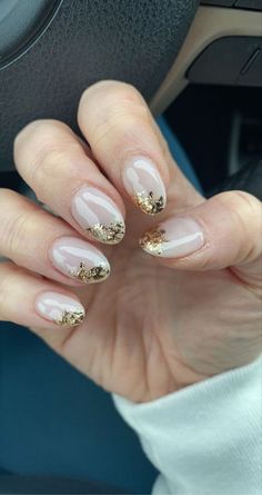 Neutral Party Nails, Nails Nye New Years, New Years Party Nails, 20s Nails, Roaring 20s Nails, Nail Gold Foil, Neutral Nails With Gold, Bridal Party Nails, Party Nails New Years Eve