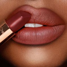 Matte Brown Lipstick 90s Lipstick, Brown Matte Lipstick, Charlotte Tilbury Matte Revolution, Glossier Lipstick, Red Carpet Beauty, Perfect Lipstick, Lipstick Kit, Brown Lipstick, Elegant Makeup