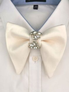 "ITEM DETAILS: Men's bow tie pre-tied: Pre-tied bow butterfly style size: 5\" x 4\" /13x10cm Adjustable fabric strap with metal hardware to neck size: 14\" - 25\"/60cm" Bowtie Groomsmen, Wedding Crystals, Tuxedo Bow Tie, Upcycled Accessories, Groom Bowtie, Groomsmen Gift Set, Wedding Bow Tie, Elegant Suit, Groomsmen Bowtie