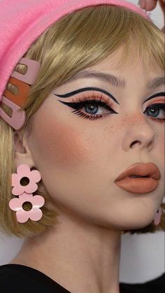 Maquillage Pin Up, 70s Hair And Makeup, 60’s Makeup, Hippie Makeup, Disco Makeup, Drag Make-up