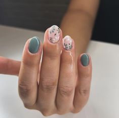 Cute Blue Flower Nails, Blue Flower Nails Short, Light Blue Flower Nails Acrylic, Blue Nails With Flower Accent Nail, Blue Flower Manicure, Round Nail Designs, Cute Nails For Fall, Simple Gel Nails, Round Nails