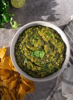 Hatch green chili salsa in a bowl with tortilla chips. Green Chile Salsa Recipe, Chile Salsa Recipe, Green Chile Salsa, Green Chili Salsa, Hatch Peppers, Chile Salsa, Roasted Green Chili, Bbq Recipes Grill