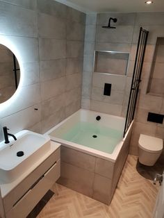 a bathroom with a sink, toilet and bathtub in it's corner area