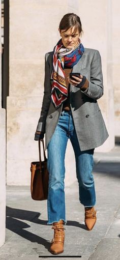 Oversized Blazer Street Style, Dress Like A Parisian, Blazer Street Style, Straight Leg Jeans Outfits, Denim On Denim, Mode Casual, Outfit Jeans, How To Wear Scarves