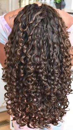 Gorgeous Curly Hair, Layered Curly Haircuts, Milkshake Hair Products, Natural Curly Hair Cuts, Curly Hair Photos, Colored Curly Hair, Medium Curly Hair Styles, Long Layered Haircuts