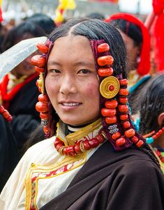 The Tibetan culture wear large beads to present their beauty and what they believe in their culture. Elements Tattoo, Black People, Tibet, Headpiece, Noodles, Beautiful People