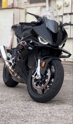 a black motorcycle parked in front of a building