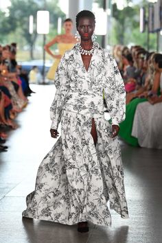 Carolina Herrera 2024, Long Sleeve Flowy Maxi Dress, Carolina Herrera Dresses, Plus Size Bodycon Dresses, Plus Size Bodycon, Bohemian Summer, Dress Closet, Alencon Lace, Carolina Herrera