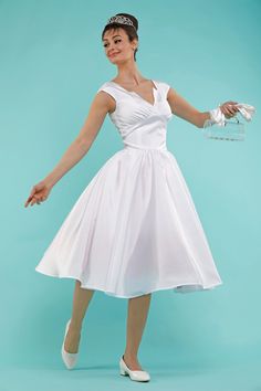 Vintage inspired 50's style bride dress made of 100% poliester taft. Custom orders are welcome. Should you have any special requests please get in touch. Custom orders are welcome. Should you have any special requests please get in touch. Our mission is to make a dress that suits your body type and which you wear with pleasure and for long. Please help us with sending your measurements based on the photo (height, upper chest, bust, under bust, waist, hip) and we make the desired dress with a per 1950s Style Wedding Dress With Full Skirt, Retro Wedding Dress With Sweetheart Neckline, White 1950s Style Dress With Fitted Bodice, Fitted Retro Petticoat For Wedding, Retro Fitted Petticoat For Wedding, Retro Fitted Wedding Petticoat, Vintage Bride Dress, Bride Dress Vintage, Pink Bow Dress