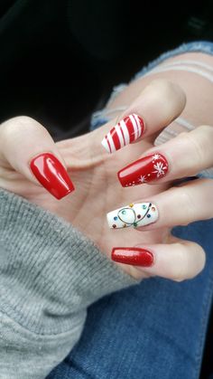 Cute December Nails Simple, Christmas Acrylic Nails Holiday Short, Christmas Nail Designs Acrylic Short, Christmas Nail Art Designs 2022, Christmas Nail Designs 2022, Xmas Nails Acrylic, Christmas Nails Acrylic Short, Christmas Naildesign, Cute Xmas Nails