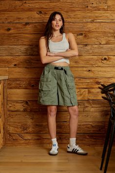 100% Cotton Feature: Experience the perfect blend of style and functionality with our low-rise waist and relaxed fit Bermuda shorts, featuring 9 pockets and an elastic waistband with a belt. Crafted from lightweight fabric, these effortlessly cool and comfortable shorts come in a natural color and offer a mid-rise, slouchy workwear look. Designed for both style and functionality, they are the ideal choice for a laid-back yet polished look during your work or leisure hours. Versatile Style: Pair Sweaters Style, Comfortable Shorts, Nice Shorts, Long Shorts, Sporty Look, Casual Everyday, Versatile Style, Polished Look, Crop Tee