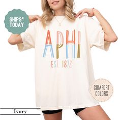 Show your sorority pride in style with our Alpha Phi Sorority T-Shirt! Lightweight and comfortable, it's the perfect choice for any occasion, from casual days on campus to sisterhood events. ✧✧QUICK SIZING TIP✧✧ These pieces run true to size. Consider sizing up for a more oversized, cozy fit. We 100% recommend checking the size chart for dimensions before ordering. 𝐂𝐨𝐦𝐟𝐨𝐫𝐭 𝐂𝐨𝐥𝐨𝐫𝐬 𝐒𝐡𝐢𝐫𝐭 - Soft ring-spun cotton fabric with 100% cotton threads - Relaxed fit 𝐔𝐧𝐢𝐬𝐞𝐱 𝐓𝐞𝐞 - P Big Little Reveal Shirts Sorority, Sorority Moms Shirts, Sisterhood Events, Letters Sorority, Alpha Phi Sorority, Sorority Merch, Sorority Tshirts, Big Little Reveal, Sorority Gifts