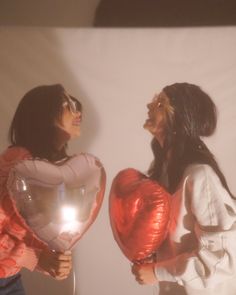 studio photography red heart balloons bestfriends fun carefree modeling vintage style fashion for valentines photoshoot Galentines Shoot, Photoshoot Balloons, Galentines Photoshoot Ideas, Valentine's Photoshoot, Valentines Event, Valentine Photos, Valentines Shoot, Gia Coppola, Valentine Days