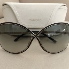 Tom Ford Women’s Oversized Black & Gold Sunglasses: Rickie Tf179 01b 64 Mm Gray Lens Excellent Condition Creme Suede Case Tom Ford Aviator Sunglasses, Tom Ford Women, Tom Ford Sunglasses Women, Black Gold Sunglasses, Marc Jacobs Purse, Ford Black, Patent Boots, Ford Accessories, White Sunglasses