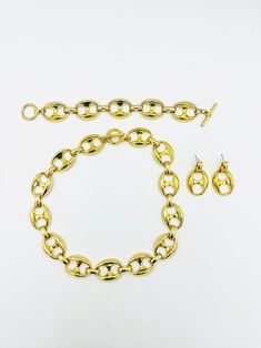 This exquisite 1990s Gold Interlocking 3 Piece Set will add sophistication and elegance to your look. Crafted from a luxuriously lustrous gold, this choker-style set seamlessly interlocks for easy wearability, making it a glamorous addition to any wardrobe. Era: 1990s Content: Metal Kameo Rating: 10/10 Length of Bracel Choker Style, Closet Staples, Fashion Set, 3 Piece, Choker, Wardrobe, 10 Things, Gold