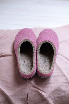 Simple felt step in model slippers for woman. Warm indoor leather soled slippers are made from 100 % natural wool. Because of wool lining feet are touched and massaged by small wool fiber which improves blood circulation and keeps your feet breathable and fresh. Wool clogs are very comfortable, warm and light wear. The color is natural sand mixed with pink color. SOLE: Three options are available for these slippers. 1. NATURAL LATEX SOLE which is basically liquid rubber produced from natural mat Wool Clogs, Liquid Rubber, Handmade Slippers, Pink Slippers, Wet Felt, Felted Slippers, Wool Slippers, Natural Latex, Custom Leather