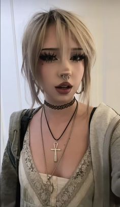 blonde alt girl makeup Platinum Hair Makeup, Hot Alt Makeup, 2020 Makeup Alt Cringe, Alt Y2k Makeup, Tiktok Emo Makeup, Unregonizable Makeup, Alt School Makeup, Alt Makeup Simple, Alt Emo Makeup