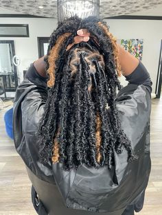 soft locs, butterfly locs, chunky locs, braid ideas, short locs, jumbo locs, highlights hairstyles Jumbo Butterfly Locs, Butterfly Locs Short, Afro Hair Care Routine, Short Butterfly Locs, Faux Locs Short, Afro Hair Care, Brown Highlights, Teen Hairstyles