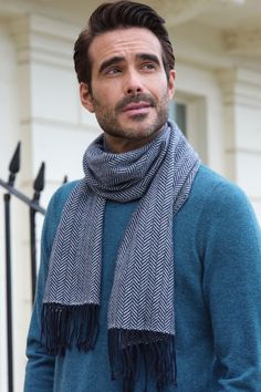 Stay stylish with scarves that showcase bold patterns, rich textures, and effortless charm. Herringbone Wallpaper, Mens Cashmere Scarf, Semi Formal Outfits, Chunky Knit Scarves