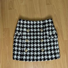 Nwot, Never Worn Thick, Soft Tweed Material Gold Detailing Faux Side Pocket Flaps To Accent The Skirt Old Money, Classy, Elegant Aesthetic Black Houndstooth Mini Skirt For Winter, Winter Black Houndstooth Mini Skirt, Winter Tweed Mini Skirt, Winter Houndstooth Mini Skirt For Work, Casual Tweed Mini Skirt For Winter, White Mini Skirt With Houndstooth Pattern, White Houndstooth Skirt For Fall, White Tweed Skirt For Work, White Mini Skirt For Workwear In Winter