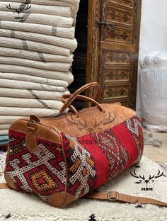 "Gorgeous of a kind Moroccan kilim weekend duffel bag perfect for the boho traveler. The bag was designed by artisans in Rabat, Morocco, with vintage kilim rugs found in the market and soft natural leather. I offer 3 sizes: Small - Length 15 \"(38cm) x Width 8\" (20cm) x Height 8 \"(20cm Medium L (46) Cm x H (23) Cm x W (21) Cm L (18.11) inch x H (9.05) inch x W (8.26) inch LARGE L (55) Cm x H (28) Cm x W (27) Cm L (21.6) inch x H (11) inch x W (10) inch -Fully lined inside -Includes a zipped ca Rabat Morocco, Moroccan Kilim, Carpet Bag, Weekend Bag, Soft Natural, Travel Adventure, Vintage Carpet, Vintage Kilim Rug, Design Vintage