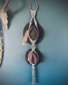 Western Style Macrame Hat Display on a Horseshoe Macrame Horse Shoe, Horseshoe Macrame, Western Macrame, Macrame Cowboy Hat Holder Diy, Horseshoe Macrame Wall Hanging, Macrame Hat Hanger Western, Hat Display, Macrame Ideas, Western Fashion