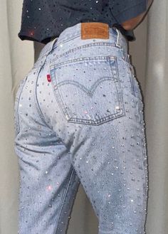 Vintage Levi 501 denim jeans - remade by us with high quality AB crystal rhinestones These jeans are very rare because there's only 10% of Levi jeans that has a red tab without letters! The model is normally a size EU34 | US25/26, so this would be a size EU36/38 US27/28. Please check the measurements. Waist: 75 cm Hip: 94 cm Length: 100cm Jeans condition: 9/10 Please note that due to the handmade nature of our creations, some items may have minor imperfections. Vintage items may have signs of wear. Any noticeable flaws will be clearly communicated in the item description. *We don't accept returns or cancellations, please make sure you carefully read the description before purchasing. Fitted Straight Leg Jeans With Rhinestones, Fitted Straight Leg Rhinestone Jeans, Medium Wash Rhinestone Denim Jeans, Blue Rhinestone Straight Leg Jeans, Bedazzle Jeans, Diy Rhinestone Jeans, Glitter Jeans Outfit, Rhinestone Jeans Outfit, Bejeweled Jeans