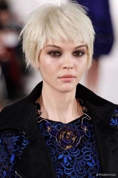 Un taglio corto in passerella. Current Hair Trends, Shaggy Pixie Cuts, Shaggy Pixie, Short Human Hair Wigs, Remy Human Hair Wigs, Long Bangs, Short Pixie Cut