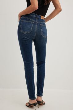 These jeans feature a high waist. They have a five-pocket design and a belt loop. These jeans feature a zip and button closure. Inseam length in size 36: 73 cm / 28.7 in. Oversized Vest, Corset Midi Dress, Big Collar, Satin Slip, Satin Skirt, Oversized Blazer, Satin Slip Dress, High Waisted Denim, Na Kd