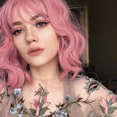 Wig Aparência Cabelo Natural Rosa Claro Curta Ondulada Linda Bts Hair Colors, Black Scene, Wavy Bob Wig, Pastel Wig, Hair Guys, Modern Scene, Hair Layers, Indie Scene, Rainbow Wig