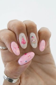 Birthdays Nails Design, Birthday Nails Design Ideas, Preppy Birthday Nails, Cake Nails Design, Christmas Tree Cake Nails, Birthday Themed Nails, Aesthetic Birthday Nails, Cute Birthday Nail Ideas, Christmas Birthday Nails