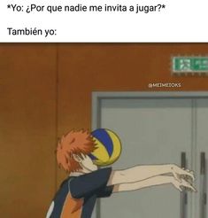 an anime character is playing with a ball in front of a door that says, yo 2 por que naddie me nivia la jugar? tambie yo