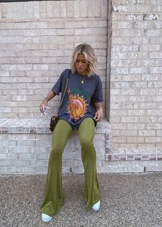 Hippie Nye Outfit, Going Out Jumpsuit Outfit, Low Maintenance Style Outfits, Boho Tshirt Outfits, Boho Leggings Outfit Winter, Fall To Spring Transition Outfits, New Orleans Outfit Aesthetic, Rage Room Outfit, Boho Esthetics Outfits