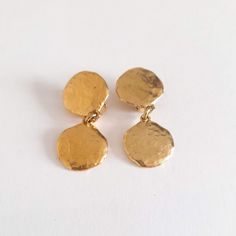 Very beautiful vintage Oslo dangling earrings in hammered gold plated. Signed on the back "Oslo" Very good general condition. Dimensions: H- 4.2 cm; L-1.9 cm. Delivered in a velvet pouch. Free shipping worldwide by registered letter. See other signed items in my shop: www.etsy.com/shop/KaRaBijouxParis Do not hesitate to contact me for any additional information. Hammered Brass Drop Earrings, Hammered Gold-plated Earrings, Hammered Gold Brass Earrings, Hammered Gold Plated Earrings, Hammered Yellow Gold Drop Earrings, Gold-tone Hammered Drop Earrings, Bronze Hammered Earrings For Gift, Hammered Yellow Gold-plated Earrings, Hammered Gold-plated Dangle Earrings