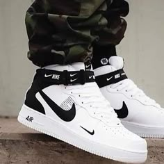 Sepatu Air Jordan, Nike Sneakers Outfit, Nike Shoes Air Force, Nike Air Force 1 Mid, White Nike Shoes, Custom Nike Shoes, Air Force 1 Mid, Streetwear Mode