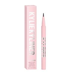 Create the perfect line, just like Kylie Cosmetics' famous founder, with the easy-to-use Kyliner Liquid Pen. Deeply pigmented, this product is formulated to stay flawless from day to night, while the slim applicator allows for impeccable precision. Need help? Try the dot-to-dot method: place a dot above the outer corner of your lashes and along the lash line, then simply join them up. Kylie Eyeliner, Felt Eyeliner, Kylie Cosmetics Eyeshadow, Liner Looks, Koleksi Makeup, Kajal Eyeliner, Liquid Eyeliner Pen