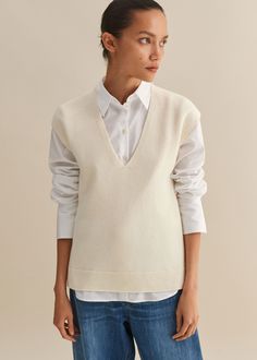 Winter Cashmere Tops For Daywear, Effortless Winter Layering Tops, Effortless Layering Tops For Winter, Fine Knit Merino Wool Tops For Layering, Beige Merino Wool Top For Layering, Merino Wool V-neck Top For Layering, Fall Cashmere Tops For Daywear, Beige Wool Tops For Layering, Chic Cashmere Tops For Daywear