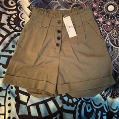 New With Tags/ Never Worn Size Small Brand: Jasambac Button- Up High-Waisted Shorts Military Green Comfy With Pockets Summer Bottoms With Button Closure And Short Inseam, Trendy Khaki High-waisted Shorts, Trendy Khaki Short Bottoms, Trendy High-waisted Beige Shorts, Trendy Khaki Shorts For Day Out, High-waisted Solid Shorts With Buttons, Solid Color High-waisted Shorts With Buttons, Fitted Khaki Bottoms With Button Closure, Solid Color Buttoned High-waisted Shorts