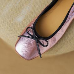 Ladies. treat yourself to a little luxury with these gorgeous square toe ballet flats. Made from premium leather and decorated with abow. these pink flats are super chic and comfy. Whether you're dressing up for a special occasion or just want to add a pop of color to your everyday look. these shoes are sure to turn heads. Upper: Leather Lining: Leather Outsole: TPR Toe: Square Toe Closure: Slip on Color: Pink. Gun color is_handmade: Yes Feminine Summer Party Ballet Flats, Pink Leather Ballet Flats For Formal Occasions, Feminine Evening Ballet Flats With Flat Heel, Chic Party Ballet Flats, Formal Pink Leather Ballet Flats, Feminine Evening Ballet Flats, Trendy Leather Flats With Square Toe, Pink Slip-on Ballet Flats For Summer, Trendy Flats With Bow